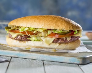 Comprar Sugerencia de presentación de un bocadillo de hamburguesa con queso, lechuga, cebolla caramelizada y tomate de Frankfurt Pedralbes by Casa Vallès